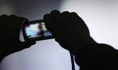 अर्धनग्न तस्वीरें वायरल करने की धमकी देकर दैहिक शोषण करने वाले साथी कर्मचारी चंदूलाल साहू उर्फ चंदू को पुलिस ने गिरफ्तार किया