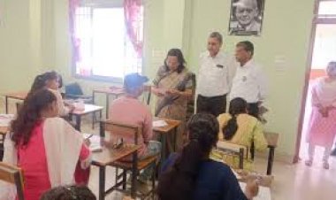 विश्वविद्यालय की वार्षिक परीक्षा की द्वितीय पाली में परीक्षा कक्षों का आकस्मिक निरीक्षण