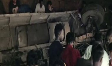 सड़क हादसा : दुर्ग में मजदूरों को ले जा रही बस खदान में गिरी, 13 लोगों की हुई मौत; कई घायल