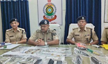 पुलिसवालों ने दिन-रात ठेला चलाकर 2 शातिर चोर को पकड़ा, 5 चोरी का खुलासा, 7 लाख के ज्वेलरी और नकदी जब्त