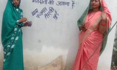 दीवारों पर नारा लेखन कर ग्रामीण मतदाताओं को किया जागरूक
