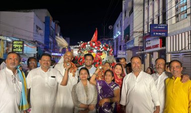 माता की पालकी को कंधे में उठाकर धर्मप्रेमियों ने कराया नगर भ्रमण