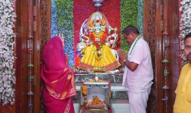 चैत्र नवरात्र अष्टमी में नामांकन भरने के पूर्व माता के दर्शन हेतु पहुँचे राजेन्द्र साहू