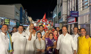 माता की पालकी को कंधे में उठाकर धर्मप्रेमियों ने कराया नगर भ्रमण