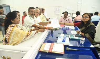 कांग्रेस प्रत्याशी राजेंद्र साहू ने जमा किया नामांकन का दूसरा सेट : दुर्ग शहर का भ्रमण कर वोट की अपील की : बुजुर्गों, व्यवसाइयों ने दिया भारी मतों से जीत का आशीर्वाद