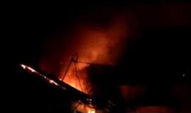 औद्योगिक क्षेत्र हाउसिंग बोर्ड कालोनी में मकान क्रमांक 18 में कल रात शार्ट सर्किट से आग लग गई