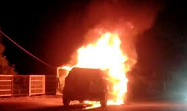 छावनी थाना अंतर्गत पावर हाउस फ्लाईओवर पर एक चलती कार में अचानक आग लग गई