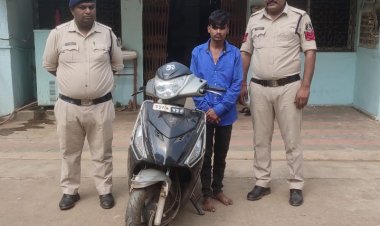 दुर्ग पुलिस की कार्यवाही थाना नेवई के वाहन चोरी का आरोपी गिरफ्तार हिरो माईस्ट्रो बरामद त्रिनयन एप्प के माध्यम से मिली सफलता   