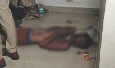 राजधानी रायपुर के राजतालाब झंडा चौक स्थित मकान के कमरे में युवक की संदिग्ध हालत में लाश मिली