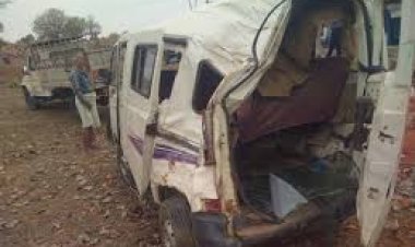 सरगुजा जिले में महिला और उसकी भतीजी को टक्कर मारते हुए तेज रफ्तार ईको वाहन पेड़ से टकरा गई