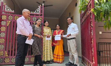 बीएलओ के माध्यम से मतदाताओं को घर-घर जाकर मतदाता पर्ची का वितरण