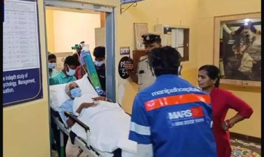 ऑक्सीजन सपोर्ट के साथ स्ट्रेचर पर लेटी बुजुर्ग महिला मतदान करने पहुंचीं पोलिंग बूथ