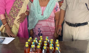 अवैध शराब बेचते महिला  गिरफ्तार