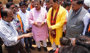 पथर्रा गांव पहुंचे सांसद विजय बघेल, शोकाकुल परिवार से मुलाकात कर, उनका दुःख बांटा और ढांढस बंधाया