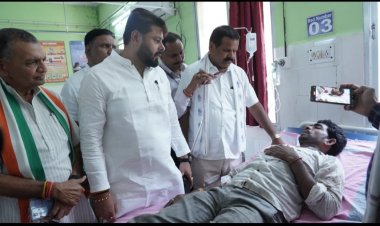 कठिया ग्राम में हर दर्दनाक सड़क दुर्घटना में घायलों से कुशलक्षेम पूछने पहुँचे राजेन्द्र साहू.