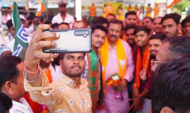 भाजपा प्रत्याशी विजय बघेल को जनता का मिल रहा भारी जन समर्थन मोर संग चलो रे गीत से झूम उठे ग्राम दाढ़ी के हजारों लोग