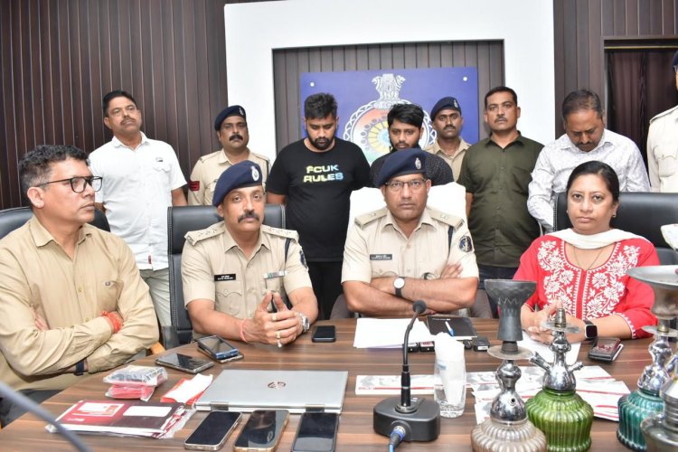 VIP कैफे में दबिश के दौरान हुए बड़ा खुलासा,दबिश के दौरान मिले हुक्का पाट, फ्लेवर एवं महादेव सट्टा एप से जुड़े सीम, चेकबुक लेपटाप एवं मोबाईल जप्त