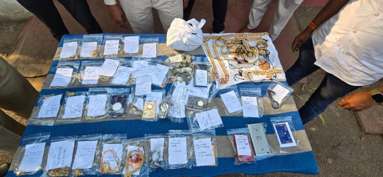 शातिर नबकजन दुर्ग पुलिस के हत्थे चढ़ा,आरोपी के कब्जे से सोने चॉदी के जेवरात जुमला कीमती तकरीबर 13 लाख की मशरूका बरामद