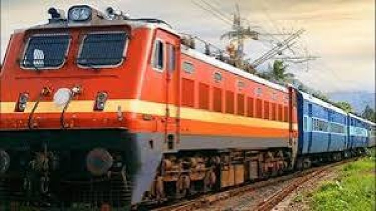 गर्मियों की छुट्टियां शुरू होते ही रेलवे ने यात्रियों की समस्या बढ़ा दी