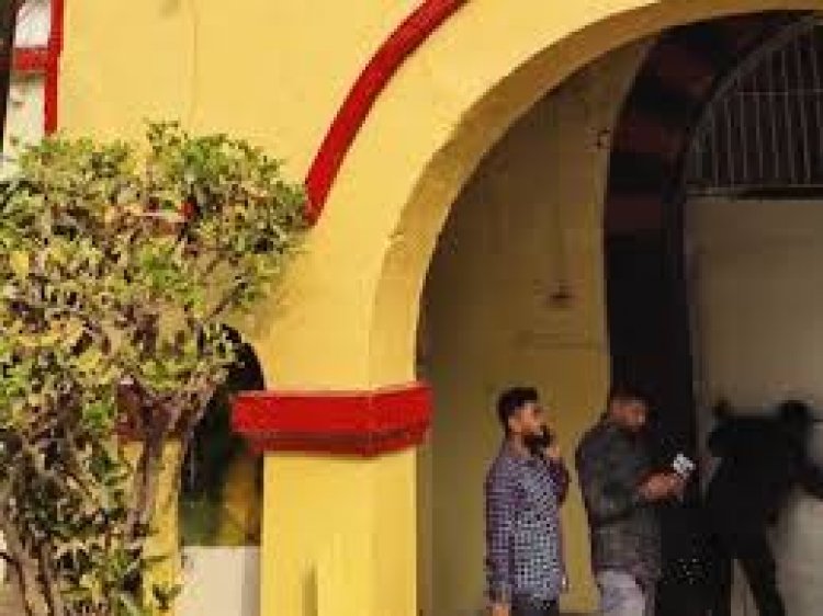 महादेव ऐप से सट्टा खिलाने वाले आरोपियों और रसूखदार कैदियों को VIP ट्रीटमेंट मिल रहा