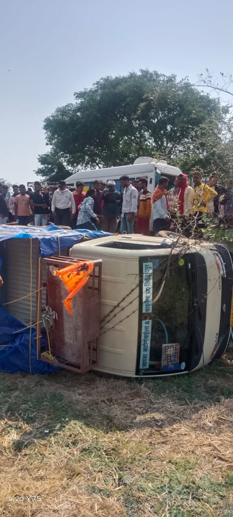 महिलाओं से खचाखच भरी पिक अप अनियंत्रित होकर पलटी, ड्राइवर सहित 27 घायल