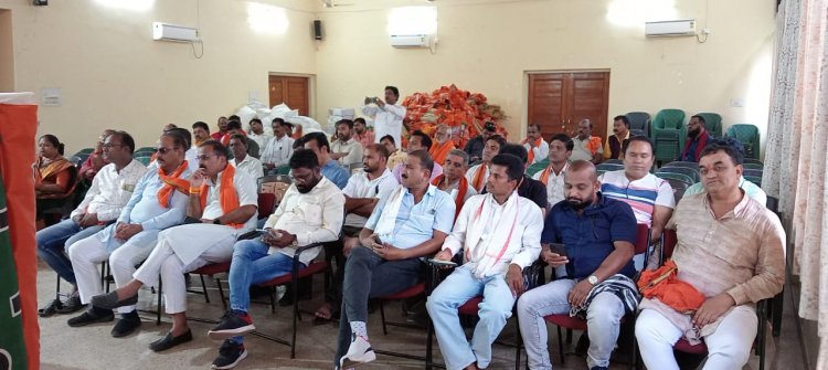 विधायक गजेंद्र यादव ने ली बीजेपी पार्षदों व संगठन नेताओ की बैठक.