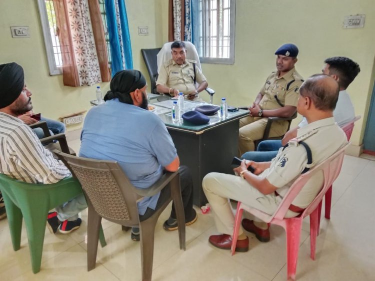 उप पुलिस अधीक्षक सतीष ठाकुर एवं सदानंद विन्द्यराज द्वारा बस मालिको की बैठक ले कर यातायात व्यवस्था एवं संचालन के लिए दिये गये आवश्यक निर्देश