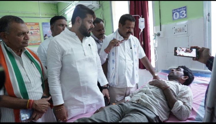 कठिया ग्राम में हर दर्दनाक सड़क दुर्घटना में घायलों से कुशलक्षेम पूछने पहुँचे राजेन्द्र साहू.
