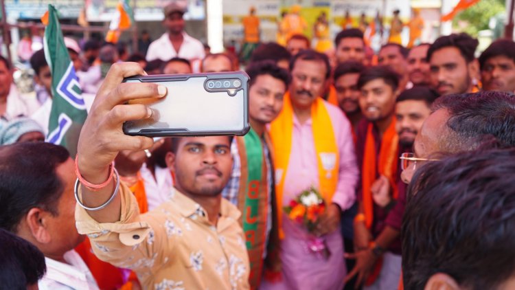 भाजपा प्रत्याशी विजय बघेल को जनता का मिल रहा भारी जन समर्थन मोर संग चलो रे गीत से झूम उठे ग्राम दाढ़ी के हजारों लोग