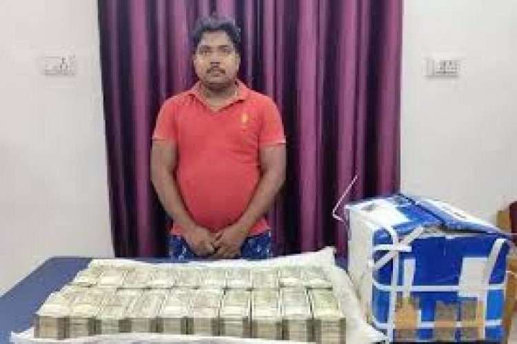 पुलिस ने आलू से भरे पिकअप से 50 लाख कैश जब्त किया