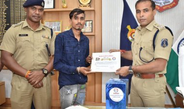 पुलिस अधीक्षक दुर्ग द्वारा गुडसेमेरिटनों (नेक व्यक्ति)को प्रशस्ति पत्र  देकर सम्मानित किया गया