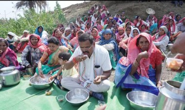श्रमिक दिवस पर श्रमिकों ने राजेंद्र साहू को अपने बीच पाया तो  खुशी से झूम उठे एक साथ बैठकर खाये बोरे बासी