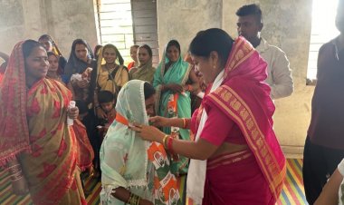 सैकड़ों युवाओं और महिलाओं ने किया कांग्रेस प्रवेश : कांग्रेस प्रत्याशी राजेंद्र साहू की धर्मपत्नी राधिका साहू ने कांग्रेसी गमछा पहनाकर किया स्वागत