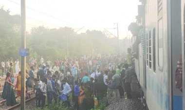 ट्रेन जनरल कोच के डस्टबिन में फेंका जलता सिगरेट, फिर बजने लगा अलार्म, मचा हडक़ंप