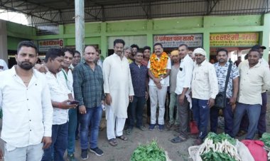 किसानों ने कहा कांग्रेस शासन काल में छोटे किसान और ग्रामीण हुए समृद्ध कांग्रेस प्रत्याशी राजेंद्र साहू का किया आत्मीय स्वागत