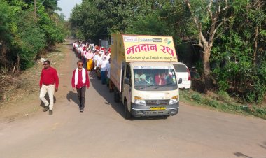 जहा मतदान प्रतिशत कम वहा जागरूक करने घर घर दस्तक