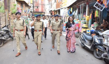 लोकसभा निर्वाचन शांतिपूर्ण मतदान को दृष्टिगत रखते हुये दुर्ग पुलिस का महत्वपूर्ण इलाकों में सघन फ्लेग मार्च 