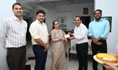 कलेक्टर डाॅ.गौरव सिंह पहुंचे आईएएस अफसरों के घर कलेक्टर की पाती लेकर