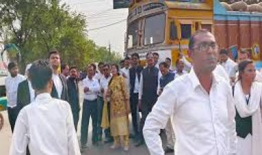 दुर्ग जिला न्यायालय के अधिवक्ता संघ के बैनर तले बड़ी संख्या में वकीलों ने दुर्ग में चक्काजाम कर दिया