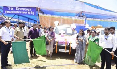 मतदान सामग्री के साथ मतदान दल उत्साह से हुए रवाना, कलेक्टर ने दिखाई हरी झण्डी