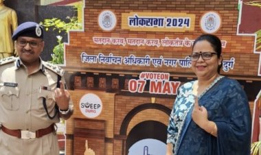 IG दुर्ग रेंज राम गोपाल गर्ग ने अपनी पत्नी के साथ किया मतदान