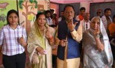 मुख्यमंत्री विष्णुदेव साय ने परिवार संग गृहग्राम बगिया पहुंचकर डाला वोट