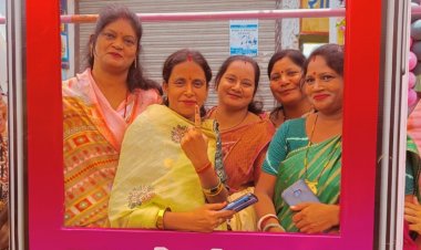 लोकतंत्र के महापर्व में शामिल हुए  युवा व महिलाएं मतदाता, मतदान में शामिल होकर निभाई अपनी जिम्मेदारी