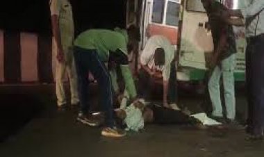 ट्रक खराब होने पर देखने के लिए नीचे उतरे हेल्पर को दूसरे ट्रक ने कुचला हेल्पर का पैर: