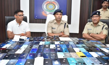 दुर्ग  एन्टी क्राईम एण्ड सायबर यूनिट  के द्वारा 170 नग गुम मोबाईलों को खोज निकाला गया, तकरीबन 35 लाख रूपये का   मोबाईल हुआ बरामद ,मोबाईल मालिकों को किया जा रहा है वितरण 