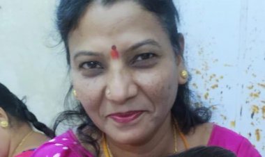 निगम परिसर में शोक सभा निगम कर्मचारी कल्पना मनहरे की आत्मा की शां‍ति के लिए दो मिनट मौन धारण कर दी गई श्रद्धांजलि