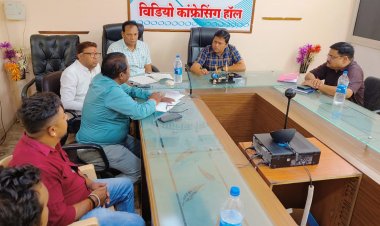 होर्डिंग्स के स्ट्रक्चर जांच कराकर विज्ञापन एजेंसियां एक सप्ताह के भीतर निगम को जांच रिपोर्ट सौंपेगी,बैठक में  दुर्ग नगर निगम आयुक्त  लाेकेश चंद्राकर ने एजेंसियों को दिये निर्देश