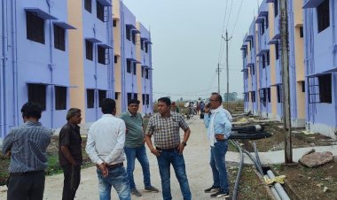 आयुक्त लोकेश चन्द्राकर ने ली ठेकेदारों की क्लास,पीएम आवास का किया औचक निरीक्षण,15 दिन में आवासों को पूरा करने के निर्देश