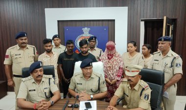  नेवई क्षेत्र में घटित संदेहास्पद हत्या के प्रयास के गुत्थी सुलझाने में दुर्ग पुलिस को मिली सफलता,पति की हत्या का प्रयास एवं षड़यंत्र में शामिल पत्नी सहित 04 आरोपी गिरफ्तार 