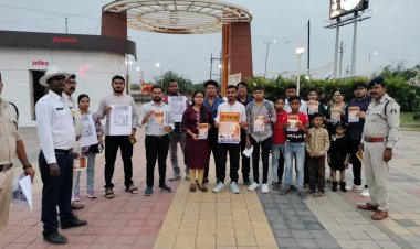 वाहन चालको में हेलमेट एवं सिल्ट बेल्ट लगाने हेतु दुर्ग पुलिस द्वारा चलाया जा रहा फॉलो गुड हेबिटस अभियान